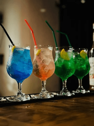 人気の「大人のクリームソーダ」は5種類の中からお選びください。そのほか、バリスタのマスターが作るコーヒーのカクテルやクラフトジンジャーを使ったカクテルなど、オリジナルカクテルをお楽しみください。